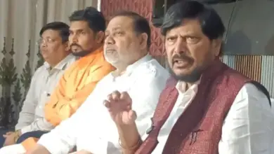 उत्तर प्रदेश विधानसभा चुनाव को लेकर लखनऊ में मीडिया से बातचीत करते डॉ. रामदास आठवले।