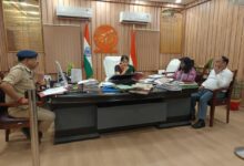 अंबेडकरनगर कलेक्ट्रेट में आयोजित एनकॉर्ड समिति की समीक्षा बैठक का दृश्य।
