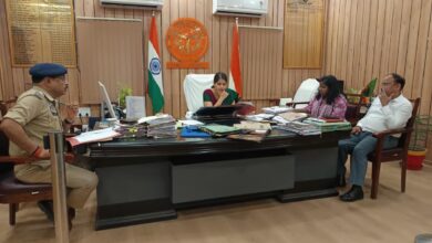 अंबेडकरनगर कलेक्ट्रेट में आयोजित एनकॉर्ड समिति की समीक्षा बैठक का दृश्य।