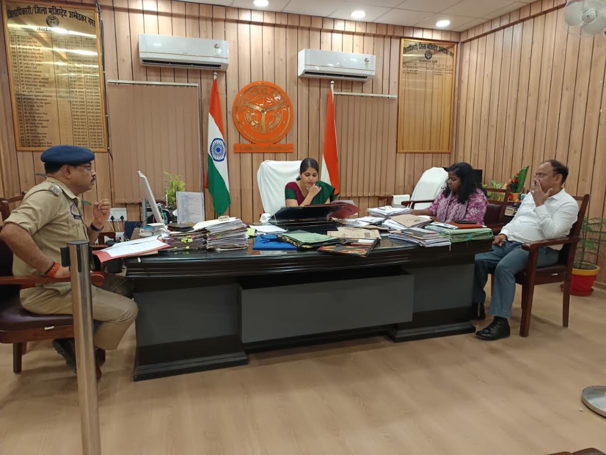 अंबेडकरनगर कलेक्ट्रेट में आयोजित एनकॉर्ड समिति की समीक्षा बैठक का दृश्य।