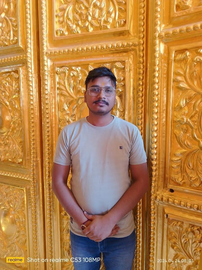 उत्तर प्रदेश पुलिस उपनिरीक्षक भर्ती परीक्षा-2025 में सफल अभ्यर्थी अभिनव पांडेय का फोटो।