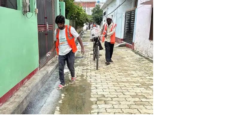 अंबेडकरनगर कलेक्ट्रेट में स्वास्थ्य विभाग के अधिकारियों के साथ बैठक करतीं जिलाधिकारी ईशा प्रिया।