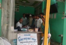 अंबेडकरनगर के खाद केंद्र पर ई-पॉस सर्वर खराब होने से इंतजार करते किसान।
