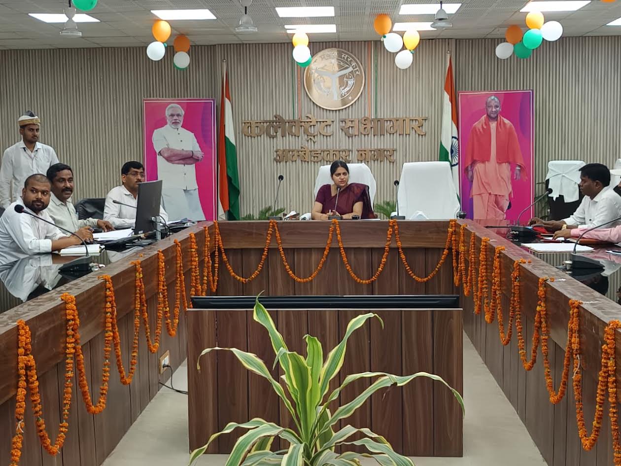 अंबेडकरनगर में डीएम द्वारा यूरिया और डीएपी खाद आपूर्ति की समीक्षा बैठक