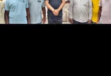 अंबेडकरनगर की सम्मोपुर राजभर बस्ती की समस्याओं को लेकर कैबिनेट मंत्री ओमप्रकाश राजभर से मिलता प्रतिनिधिमंडल।