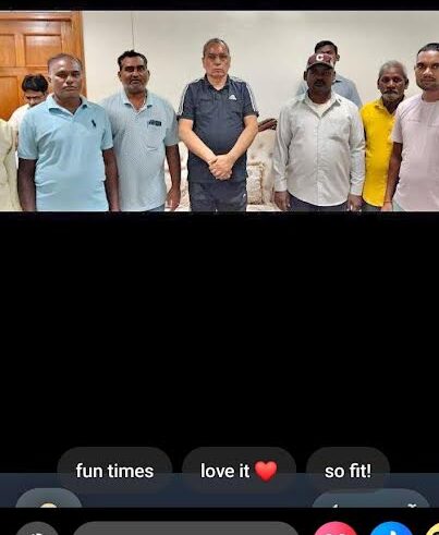 अंबेडकरनगर की सम्मोपुर राजभर बस्ती की समस्याओं को लेकर कैबिनेट मंत्री ओमप्रकाश राजभर से मिलता प्रतिनिधिमंडल।