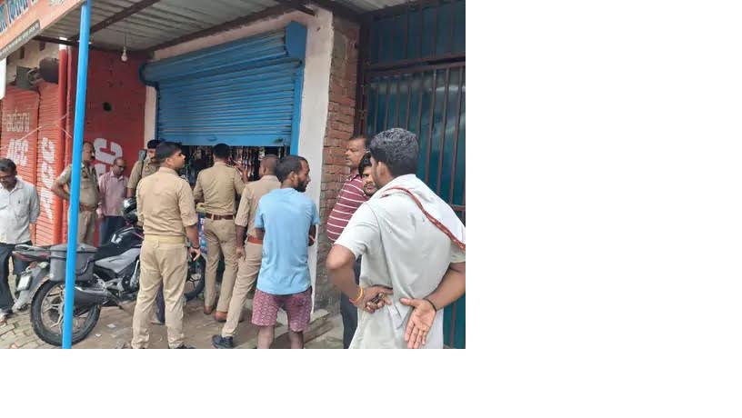 जलालपुर में चोरी की घटना के बाद किराना दुकान का निरीक्षण करती पुलिस।