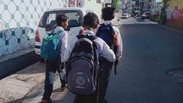अंबेडकरनगर में विद्यालय संचालन समय परिवर्तन का प्रतीकात्मक चित्र।