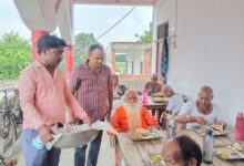अम्बेडकरनगर के अकबरपुर स्थित वृद्धाश्रम में बुजुर्गों के साथ भोजन कार्यक्रम का दृश्य।