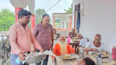 अम्बेडकरनगर के अकबरपुर स्थित वृद्धाश्रम में बुजुर्गों के साथ भोजन कार्यक्रम का दृश्य।
