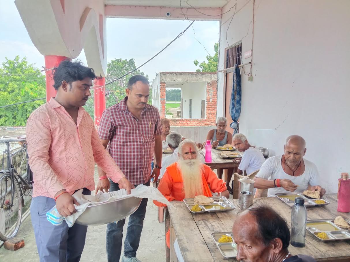 अम्बेडकरनगर के अकबरपुर स्थित वृद्धाश्रम में बुजुर्गों के साथ भोजन कार्यक्रम का दृश्य।
