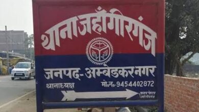 अंबेडकरनगर के जहांगीरगंज क्षेत्र में गहने चोरी के आरोप से जुड़े मामले की जांच करती पुलिस का सांकेतिक चित्र।