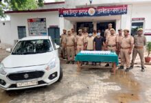 अंबेडकरनगर पुलिस द्वारा गिरफ्तार अंतरजनपदीय चोर गिरोह और बरामद आभूषण, नकदी व कार।