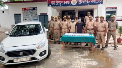 अंबेडकरनगर पुलिस द्वारा गिरफ्तार अंतरजनपदीय चोर गिरोह और बरामद आभूषण, नकदी व कार।