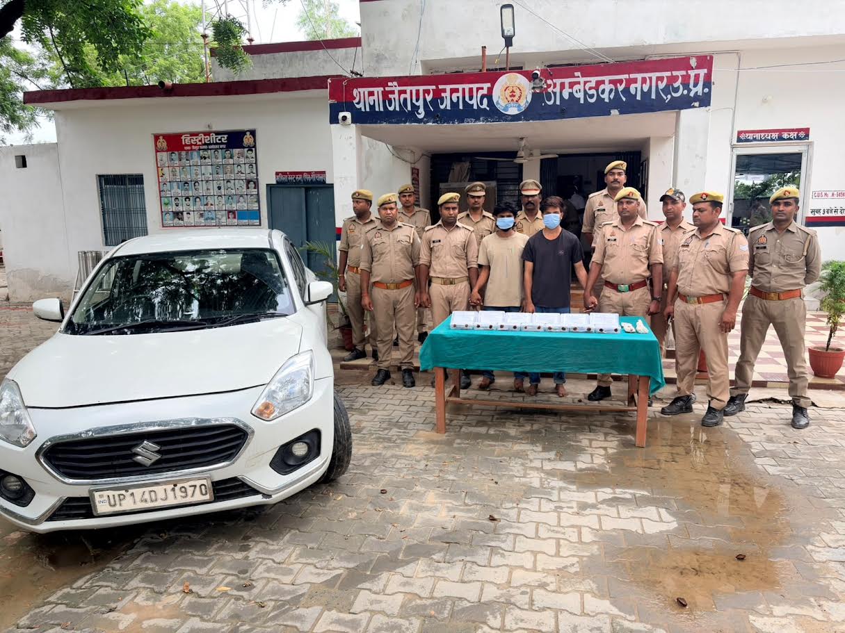 अंबेडकरनगर पुलिस द्वारा गिरफ्तार अंतरजनपदीय चोर गिरोह और बरामद आभूषण, नकदी व कार।