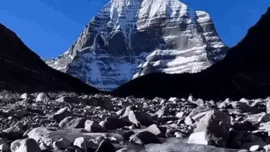 भारत सीमा से कैलाश पर्वत दर्शन के लिए ओल्ड लिपुलेख जाने वाले श्रद्धालुओं का दृश्य।