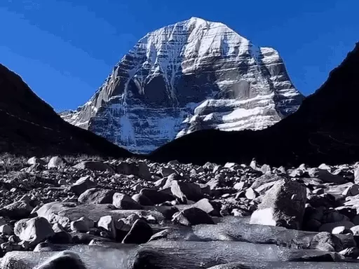 भारत सीमा से कैलाश पर्वत दर्शन के लिए ओल्ड लिपुलेख जाने वाले श्रद्धालुओं का दृश्य।