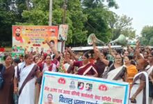 अंबेडकरनगर में 17 सूत्रीय मांगों को लेकर धरना-प्रदर्शन करती आशा कार्यकर्ता।