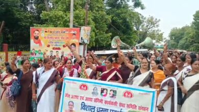 अंबेडकरनगर में 17 सूत्रीय मांगों को लेकर धरना-प्रदर्शन करती आशा कार्यकर्ता।