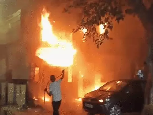 कानपुर के विश्व बैंक बर्रा क्षेत्र में आग से घिरे मकान पर पानी की बौछार करती फायर ब्रिगेड।