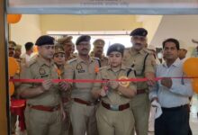 अंबेडकरनगर के एकलव्य स्पोर्ट्स स्टेडियम में पुलिस बैडमिंटन क्लस्टर प्रतियोगिता के उद्घाटन समारोह में मौजूद खिलाड़ी और अधिकारी।