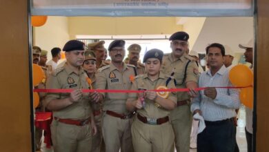 अंबेडकरनगर के एकलव्य स्पोर्ट्स स्टेडियम में पुलिस बैडमिंटन क्लस्टर प्रतियोगिता के उद्घाटन समारोह में मौजूद खिलाड़ी और अधिकारी।