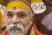 81 दिन की गौ रक्षा यात्रा पूरी करने के बाद लखनऊ पहुंचे शंकराचार्य स्वामी अविमुक्तेश्वरानंद मीडिया से बातचीत करते हुए।