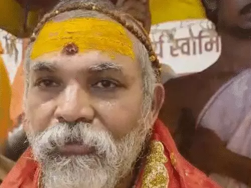81 दिन की गौ रक्षा यात्रा पूरी करने के बाद लखनऊ पहुंचे शंकराचार्य स्वामी अविमुक्तेश्वरानंद मीडिया से बातचीत करते हुए।