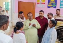 अंबेडकरनगर जिला अस्पताल में निरीक्षण करते विधायक धर्मराज निषाद की तस्वीर।