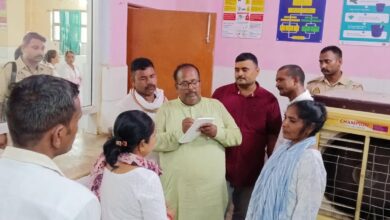 अंबेडकरनगर जिला अस्पताल में निरीक्षण करते विधायक धर्मराज निषाद की तस्वीर।
