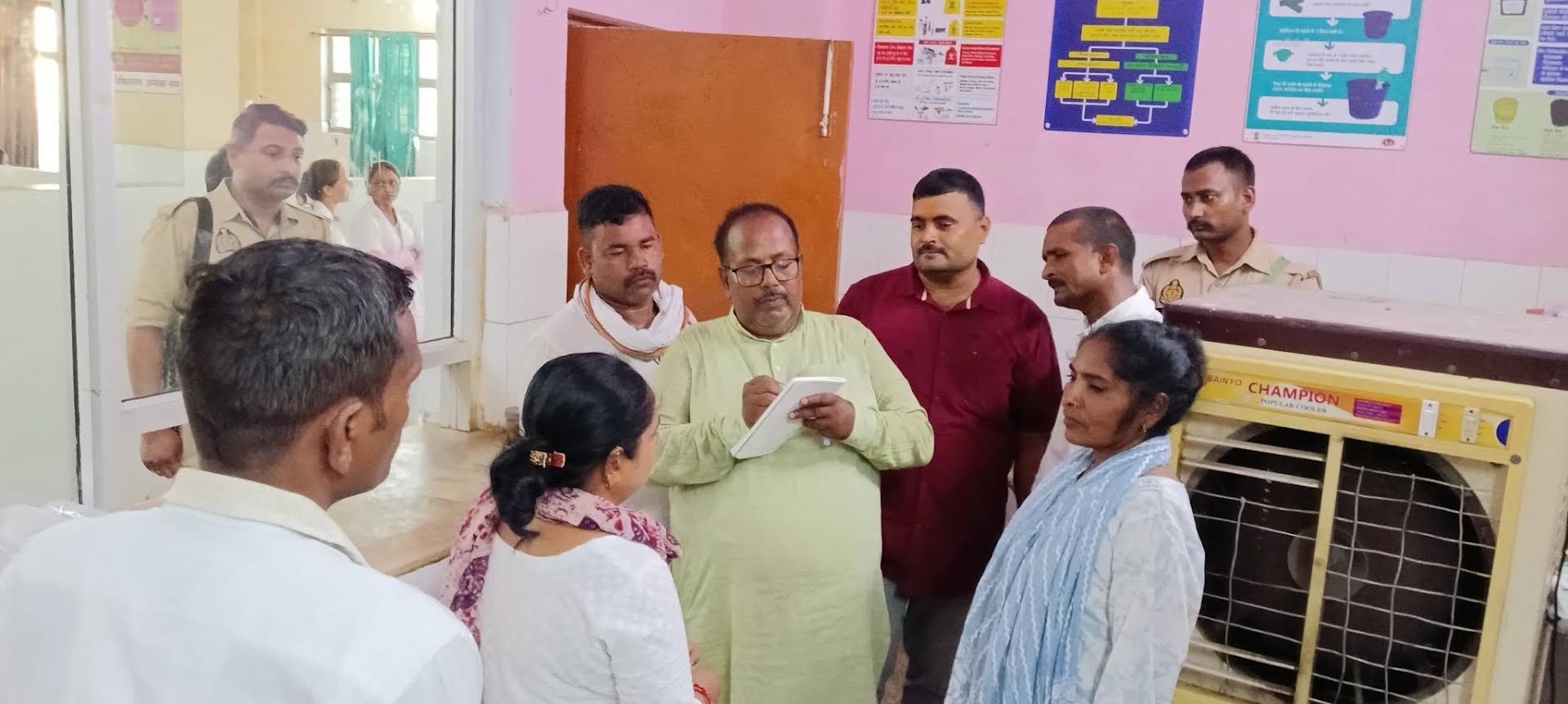 अंबेडकरनगर जिला अस्पताल में निरीक्षण करते विधायक धर्मराज निषाद की तस्वीर।