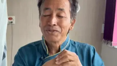मेदांता अस्पताल से छुट्टी मिलने के बाद राजघाट के लिए रवाना होते सोनम वांगचुक।