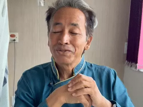 मेदांता अस्पताल से छुट्टी मिलने के बाद राजघाट के लिए रवाना होते सोनम वांगचुक।