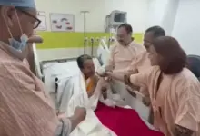 गुरुग्राम के मेदांता अस्पताल में केंद्रीय मंत्रियों की मौजूदगी में 27 दिन बाद आमरण अनशन समाप्त करते सोनम वांगचुक।