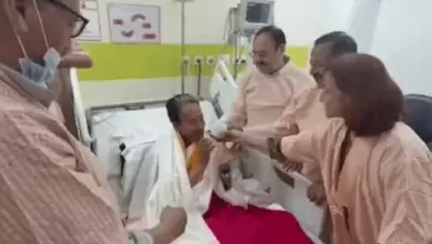 गुरुग्राम के मेदांता अस्पताल में केंद्रीय मंत्रियों की मौजूदगी में 27 दिन बाद आमरण अनशन समाप्त करते सोनम वांगचुक।