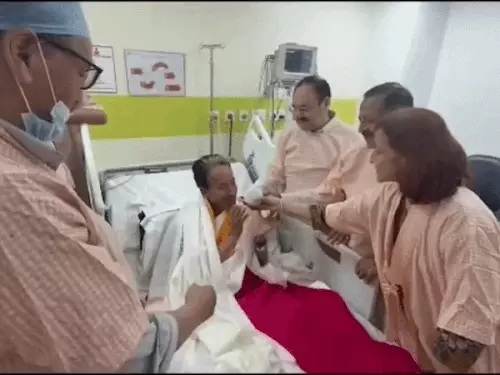 गुरुग्राम के मेदांता अस्पताल में केंद्रीय मंत्रियों की मौजूदगी में 27 दिन बाद आमरण अनशन समाप्त करते सोनम वांगचुक।