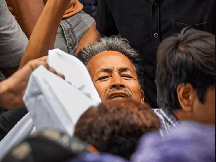 सफदरजंग अस्पताल में भर्ती भूख हड़ताल पर बैठे सोनम वांगचुक की फाइल फोटो।