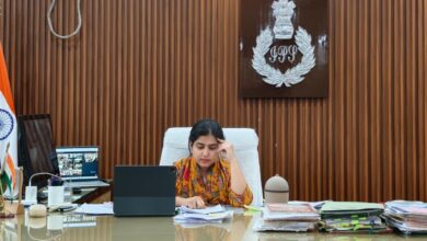 अंबेडकरनगर पुलिस कार्यालय में जनसुनवाई के दौरान लोगों की शिकायतें सुनतीं पुलिस अधीक्षक प्राची सिंह।
