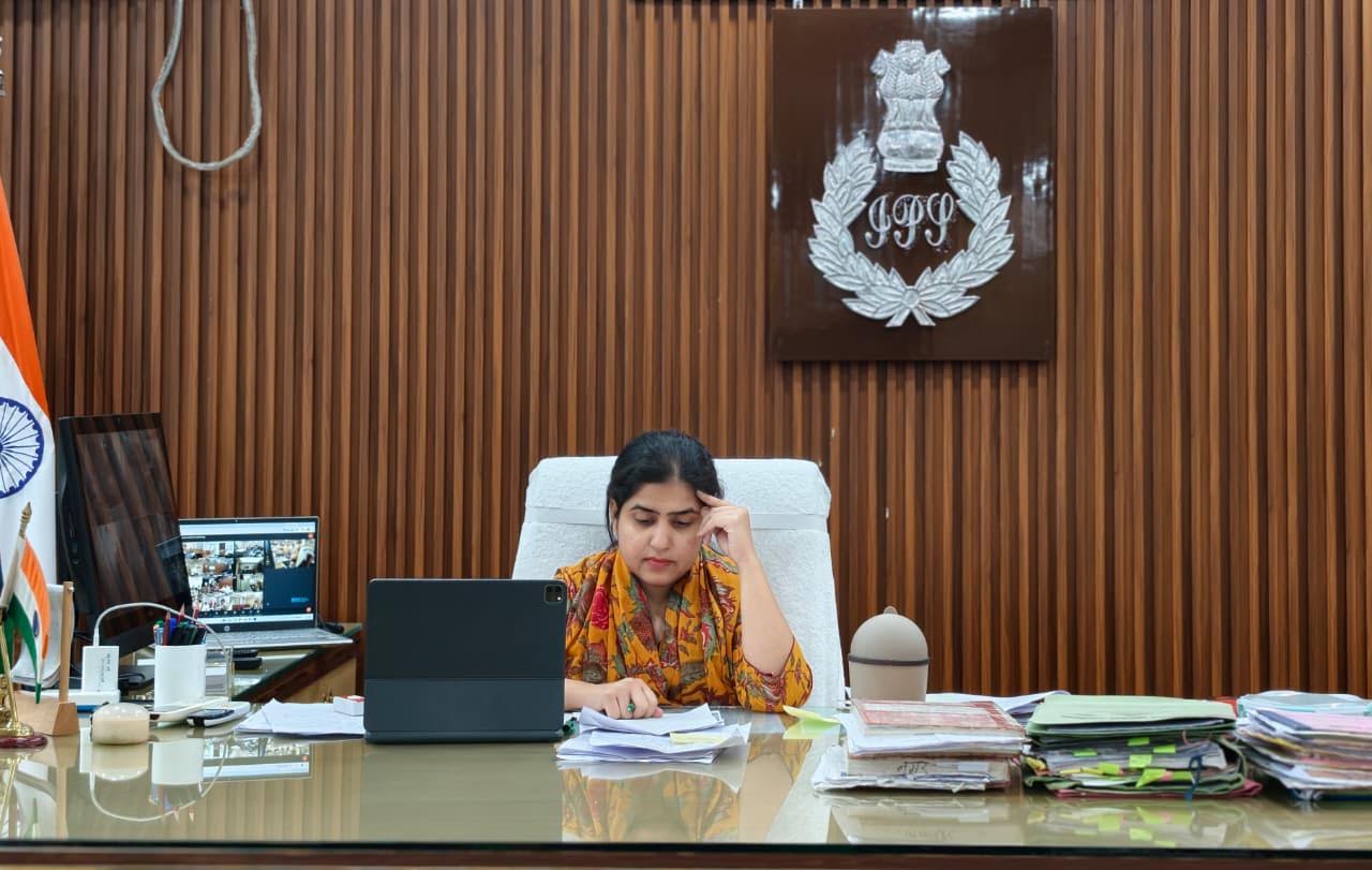 अंबेडकरनगर पुलिस कार्यालय में जनसुनवाई के दौरान लोगों की शिकायतें सुनतीं पुलिस अधीक्षक प्राची सिंह।