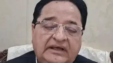 मीडिया से बातचीत करते समाजवादी पार्टी के पूर्व सांसद एसटी हसन।
