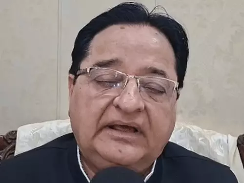 मीडिया से बातचीत करते समाजवादी पार्टी के पूर्व सांसद एसटी हसन।