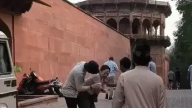 आगरा के ताजमहल में बंदर के हमले के बाद घायल कोरिया की महिला पर्यटक।