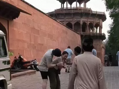 आगरा के ताजमहल में बंदर के हमले के बाद घायल कोरिया की महिला पर्यटक।