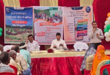 अंबेडकरनगर में ग्राम पंचायत चौपाल के दौरान रोजगार योजना की जानकारी देते अधिकारी