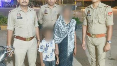 अंबेडकरनगर में लापता छह वर्षीय बच्चे को सकुशल बरामद कर परिजनों को सौंपती पुलिस।