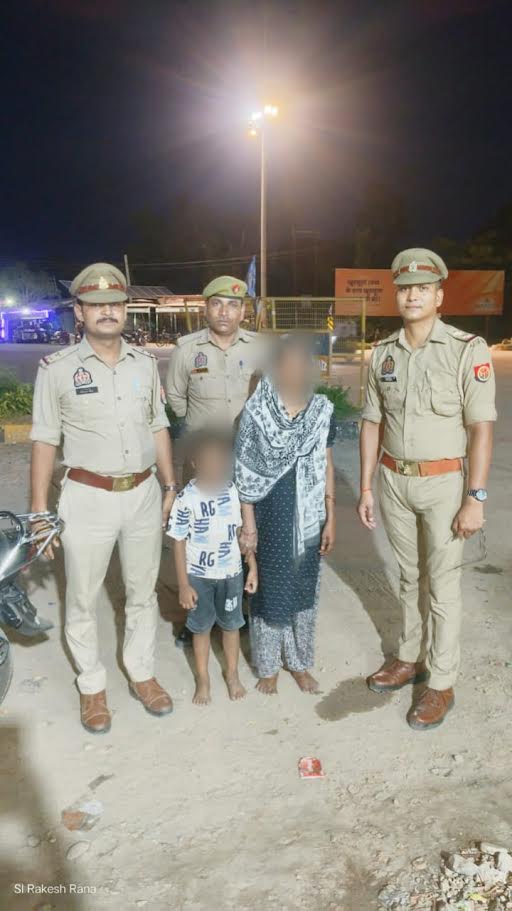 अंबेडकरनगर में लापता छह वर्षीय बच्चे को सकुशल बरामद कर परिजनों को सौंपती पुलिस।