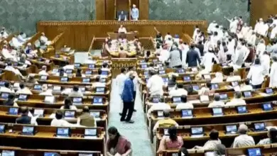 लोकसभा और राज्यसभा में NEET पेपर लीक मुद्दे पर हंगामे के दौरान प्रदर्शन करते विपक्षी सांसद।