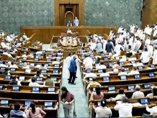 लोकसभा और राज्यसभा में NEET पेपर लीक मुद्दे पर हंगामे के दौरान प्रदर्शन करते विपक्षी सांसद।