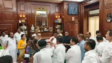 टीएमसी के बागी नेता नई दिल्ली में चुनाव आयोग से मुलाकात करते हुए