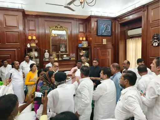 टीएमसी के बागी नेता नई दिल्ली में चुनाव आयोग से मुलाकात करते हुए